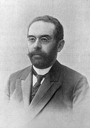 Лев Борисович Гинзбург (1858 — ок. 1926) — киевский купец 1-й гильдии, строительный подрядчик, миллионер. Входил в десятку самых богатых киевлян начала XX века. Владелец «Строительной фирмы Льва Гинзбурга».  / wikipedia.org