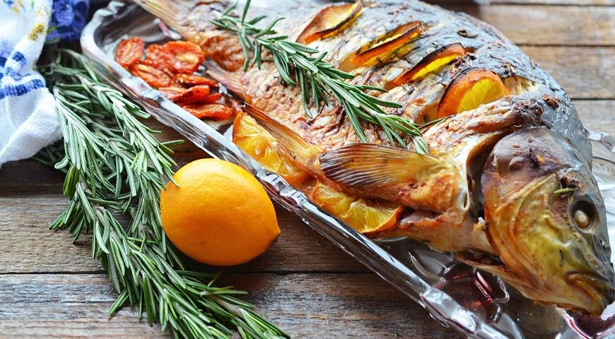 Например, запечённый карп с розмарином и лимоном - шикарное блюдо для Нового года. Вкус у рыбы получается невероятный.