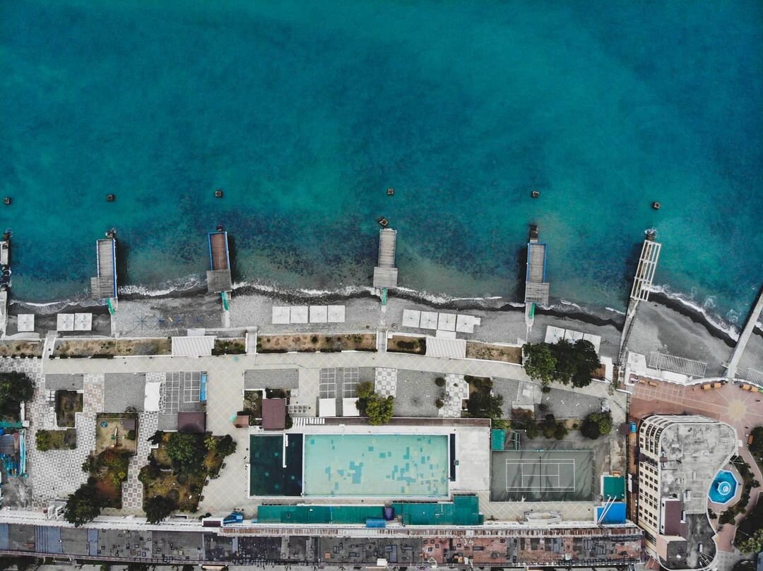 Море в Сочи и волнорезы (фото из инстаграм @sochiflyzone)