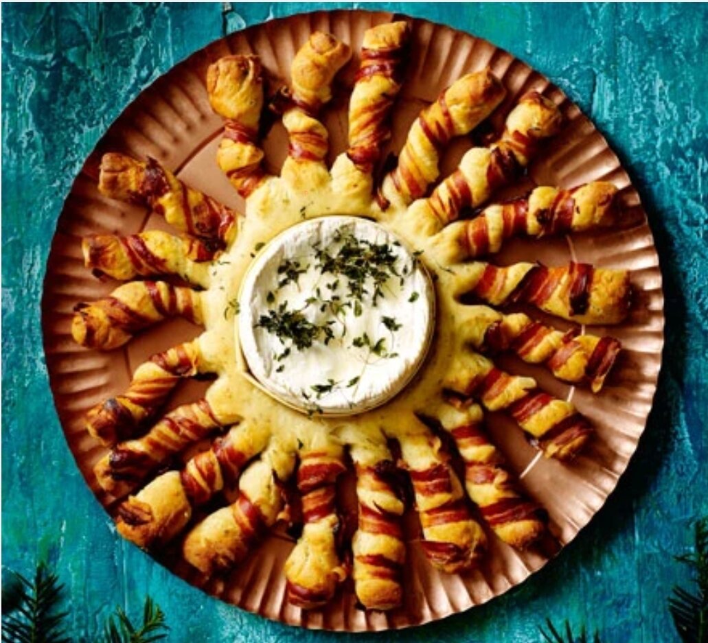 Липкий плавленый сыр и хрустящий золотой хлеб станут потрясающим украшением, которым вы сможете поделиться с друзьями за напитками или в качестве закуски для званого ужина - вперед к развлечениям без суеты