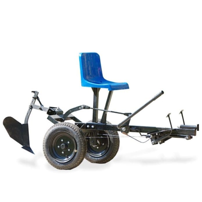 Как сделать адаптер для мотоблока своими руками в домашних условиях
14.01.2020 СамоделкиСодержание [Скрыть]1 Назначение и особенности адаптера
2 Типы конструкций
3 Устройство
4 Инструмент и материалы

5 Как собрать5.1 Конструкция с задним расположением
5.2 Вариант с передним расположением
Сделать адаптер для мотоблока своими руками несложно, если собрать все, что нужно для работы, хорошо разобраться в чертежах и размерах. Вариантов несколько, но не все можно собрать в домашних условиях, стоит сразу определить подходящую конструкцию, только потом приобретать все необходимое и начинать работу.Назначение и особенности адаптера
Надо разобрать особенности устройства, его назначение, изучить процесс самостоятельного изготовления. Если участок небольшой и на обработку земли тратится буквально полчаса, то делать адаптер нет смысла, но при больших объемах работы он пригодится по ряду причин:Пахать землю можно сидя. Не придется ходить за техникой, что проще и удобнее. Тратится намного меньше сил, это особенно важно пожилым людям и тем, у кого есть проблемы со здоровьем.
Скорость работы увеличивается в два раза. Например, если при обычном управлении скорость мотоблока при вспашке 5 км/ч, то после доработки она возрастет до 10 км. Это касается и других вариантов обработки почвы.
Функциональность техники не страдает. Конструкция позволяет ставить все, что выпускается к технике без проблем. При этом есть возможность точной настройки навески, чтобы подстроиться под участок и грунт.
Упрощается передвижение, если надо переезжать с участка на участок. Теперь не придется ходить за техникой или цеплять прицеп, можно ехать сидя.
Ставить и убирать адаптер к мотоблоку легко, процесс занимает несколько минут. Главное – сделать надежную сцепку.
Конструкция проста, поэтому собрать ее намного легче, чем другую оснастку. Тут не нужна идеальная точность.
Читайте такжеКак сделать болгарку из бензопилы в домашних условиях?Включить звукСложно найти бензиновый инструмент, который бы сравнился с бензопилой по количеству самоделок. Лебедки, лодочные…Можно купить приспособление в готовом виде, но стоить оно будет от 12 000 рублей. Дешевле сделать его самостоятельно, если есть сварочный аппарат и несколько часов. Использовать то, что есть под рукой, хотя купить часть комплектующих все равно придется.РЕКЛАМАВключить звукПроще всего снять размеры с готового адаптера, подходящего к мотоблоку. Тогда не придется ничего рассчитывать и подгонять, все продумано, остается только повторить.Совет!Типы конструкций
Все варианты делятся на три большие группы, каждая из них имеет свои отличия. Выбирать следует исходя из особенностей выполняемой работы и конструкции мотоблока, к некоторым моделям подходит только один из вариантов. При желании собрать можно разные проекты. Все зависит от желания и умений.Задний адаптер. Самое простое решение, которое присоединяется к мотоблоку через сцепку, на нее обычно ставят оснастку. Сзади добавляют еще один модуль, чтобы вешать и цеплять оборудование уже там. Управлять с помощью стандартной рукоятки, при резких поворотах это не очень удобно, придется сильно наклоняться. Собрать эту разновидность проще всего.
Передний вариант. Рама ставится так, что двигатель располагается сзади, установка навесного оборудования проводится на стандартную сцепку. Это решение намного сложнее в сборке, так как придется продумать и изготовить рулевое управление на передней оси или же сделать гибкое сочленение двух частей. Зато управлять удобнее, стоит обычный руль, при этом придется перенести все элементы управления.
Полноприводная конструкция. Отличается тем, что крутящий момент передается на две оси сразу, а это повышает проходимость и мощность, можно выполнять тяжелые работы. Вращение второй оси обеспечивает вал отбора мощности, к которому присоединяют небольшой кардан, рама намного массивнее и жестче. Сделать такой вариант сложнее всего.
Самодельные варианты ничем не хуже готовых, если сделать их правильно и подогнать под конструкцию мотоблока. Подбирать стоит с учетом собственных возможностей и умений, разобраться в особенностях каждого типа, решить, какой по силам собрать. Посоветоваться с тем, у кого есть адаптер, учесть все недостатки и постараться устранить их у себя.Устройство
Независимо от типа, конструкции всегда состоят из одинаковых частей. Разница заключается в их компоновке и размерах. Нужно хорошо разобраться в каждом элементе, чтобы при создании чертежа или сборке разбираться в деталях, сделать все надежно и правильно. Любые ошибки приводят или к снижению надежности, или к необходимости переделать узел.Рама, несет на себе всю нагрузку, на нее ставят остальные части, поэтому тут важна прочность. Может быть жесткой, либо с подвижным сочленением посередине. Второй вариант сложнее, зато разворачиваться можно на меньшем пространстве, управляемость улучшается. Отдельный вид – полная рама, где на каркасе стоит двигатель и узел управления, в этом случае придется сделать крепления для мотора и трансмиссии.
Колесный узел. Подвески нет, поэтому он состоит из подшипников, которые ставятся на общей оси или отдельных рычагах, закрепленных на раме. Часто конструкцию делают регулируемой, тогда можно быстро изменить ширину колеи под разные виды работ. Колеса берут от любой техники, главное – подобрать подходящий размер.
Рулевой механизм. Для вариантов с передним расположением, может быть разным, но проще всего купить готовую рейку и закрепить по месту. Второе решение – шестеренчатый привод в гибком сочленении, когда два модуля сгибаются относительно друг друга на поворотах.
Сиденье. Использовать любой вариант, который есть под рукой, а если его нет, купить на авторазборке за небольшие деньги. Подбирать под себя, крепить на салазках, чтобы была возможность регулировать положение для людей разного роста.
Постамент для ног. Тут же располагается и педальный узел при его наличии, также на эту часть крепят ручной тормоз, который используют в задних адаптерах. Сделать из прочного листа стали с перфорацией, ноги не будут скользить по поверхности.
Сцепка соединяет две части конструкции. Проще всего купить готовое изделие, его отдельно продают там же, где и технику. Желательно, чтобы сцепное устройство было подвижным в вертикальной плоскости, тогда при езде по неровной земле колеса прочно цепляются за грунт и не поднимаются на кочках.
Кроме основных частей в конструкции могут быть и дополнительные, все зависит от чертежа. Часто ее дополняют ящиком для инструментов, его удобнее всего крепить сзади за сиденьем или под ним, если там есть место. Тормозная и рулевая системы разрабатываются отдельно.Включить звукИнструмент и материалы
Чтобы сделать своими руками адаптер к мотоблоку необходимо заранее приготовить все, что надо. Подобрать остатки, которые есть в кладовке, требований к ним нет, кроме одного: надежность. Все части должны нормально выдерживать высокие нагрузки, оказываемые при работе. Основной перечень выглядит так:Сварочный аппарат. Если его нет, взять на день напрокат, это дешевле, чем покупать. Еще проще приготовить все заранее и пригласить сварщика на час, он соединит все части по чертежу.
Болгарка. С ее помощью металл режут, шлифуют. Не забывать купить несколько отрезных и хотя бы один шлифовальный диск.
Электродрель с комплектом сверл по металлу разного диаметра.
Измерительный инструмент: рулетка, угольник, карандаш, уровень для проверки плоскости.
Профилированная труба для сборки каркаса. Размер подбирают по месту, главное – чтобы рама была прочной.
Колеса и комплектующие у них. Использовать для оси металлический прут подходящего диаметра, можно сделать отдельные модули под каждый диск. Понадобятся подшипники, подбирать по диаметру посадочного отверстия.
Сцепка. Проще всего купить готовую, так как узел сложно изготовить, а стоит он дешево. Тогда не придется ничего подгонять, работа ускорится почти вдвое.
Сиденье от любой техники, стальной лист для опорной части, педали, рукоятка тормоза. Подбирать комплектующие по чертежу.
Если схема с размерами есть на руках, то при покупке профилированной трубы ее даже могут нарезать так, как надо. Вместо нее допускается использовать уголки, но с ними работать не так удобно, да и вид будет не таким привлекательным. Не забывать про антикоррозийное покрытие для рамы, проще всего купить состав «3 в 1», тогда не придется наносить грунтовку.₽ГАЗ 31029 1994World of Warcraft: ShadowlandsИскали адаптер для мотоблока?Снегоуборочная приставка купитьЕсли конструкция будет ставиться сзади, сцепок нужно две, чтобы можно было цеплять оборудование на адаптер.Совет!Как собрать
Делать следует либо передний, либо задний вариант, все зависит от модели мотоблока. Если разницы нет, выбрать второй тип, так как изготовить его намного проще. Соблюдать простую инструкцию, желательно заранее посмотреть фото готовых изделий, четко понимать, как должен выглядеть результат работы.Конструкция с задним расположением
Ее называют тележка, так как она ставится на стандартное прицепное устройство. Еще до начала работы сделать чертеж со всеми размерами, либо найти готовый, вариантов много, есть из чего выбрать. Хорошо разобраться, если нужно, внести корректировки, чтобы точно подогнать изделие под свою технику. Проводить работу так:Нарезать трубу либо уголок, зачистить свариваемые торцы. Сложить части на ровной поверхности, проверить геометрию с помощью угольника и измерения диагоналей.
Сварить основную часть каркаса. Вначале прихватить, потом перепроверить положение еще раз, только после этого сделать сплошные швы по всей длине соединений. Зачистить наплывы металла шлифовальной машинкой.
Приварить сцепку к хвостовику, подобрать положение точно, все размеры снимать на мотоблоке. Удобнее работать с помощником, так как самому выставлять детали и контролировать их положение сложно.
Закрепить пол и педали, либо рычаги. Все части точно подогнать, выставить и проверить, нормально ли они двигаются.
Установить сиденье. Предварительно подобрать правильное положение, потом салазки либо приварить, либо закрепить болтами. В этом случае просверлить отверстия в нужных местах, использовать крепеж с шайбами. Укрепить пол в местах расположения болтов дополнительными ребрами жесткости.
Поставить колеса. Тут работа зависит от типа их крепления к раме. Проще всего сделать отдельные модули из квадратного профиля и ступицы, которые вставляются внутрь трубы и крепятся.
Уделить внимание выставлению сцепки сзади. Лучше всего, если ее можно будет регулировать по высоте. Сделать крепежную пластину с отверстиями, она позволит крепить узел выше или ниже, это самое простое решение.
