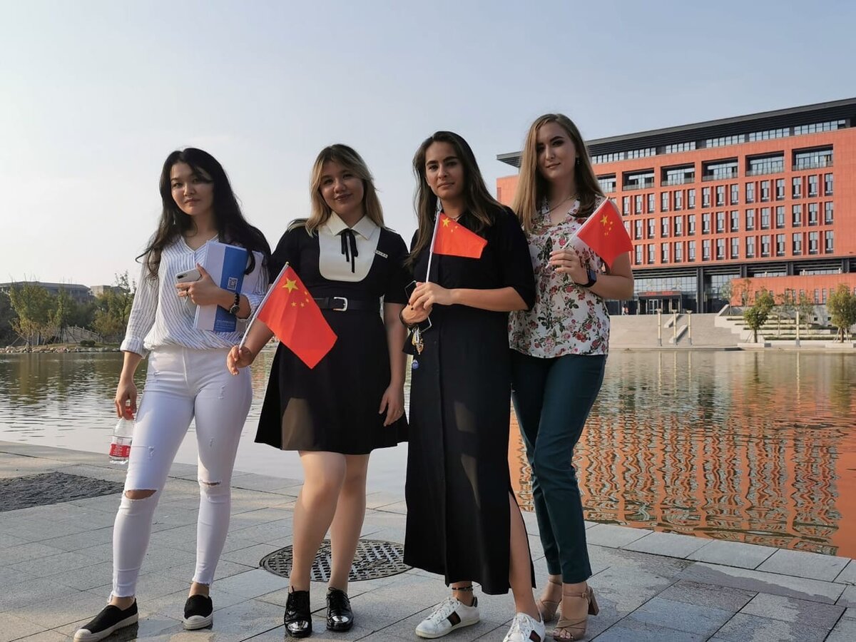 Виктория со своими новыми друзьями. Она - справа.