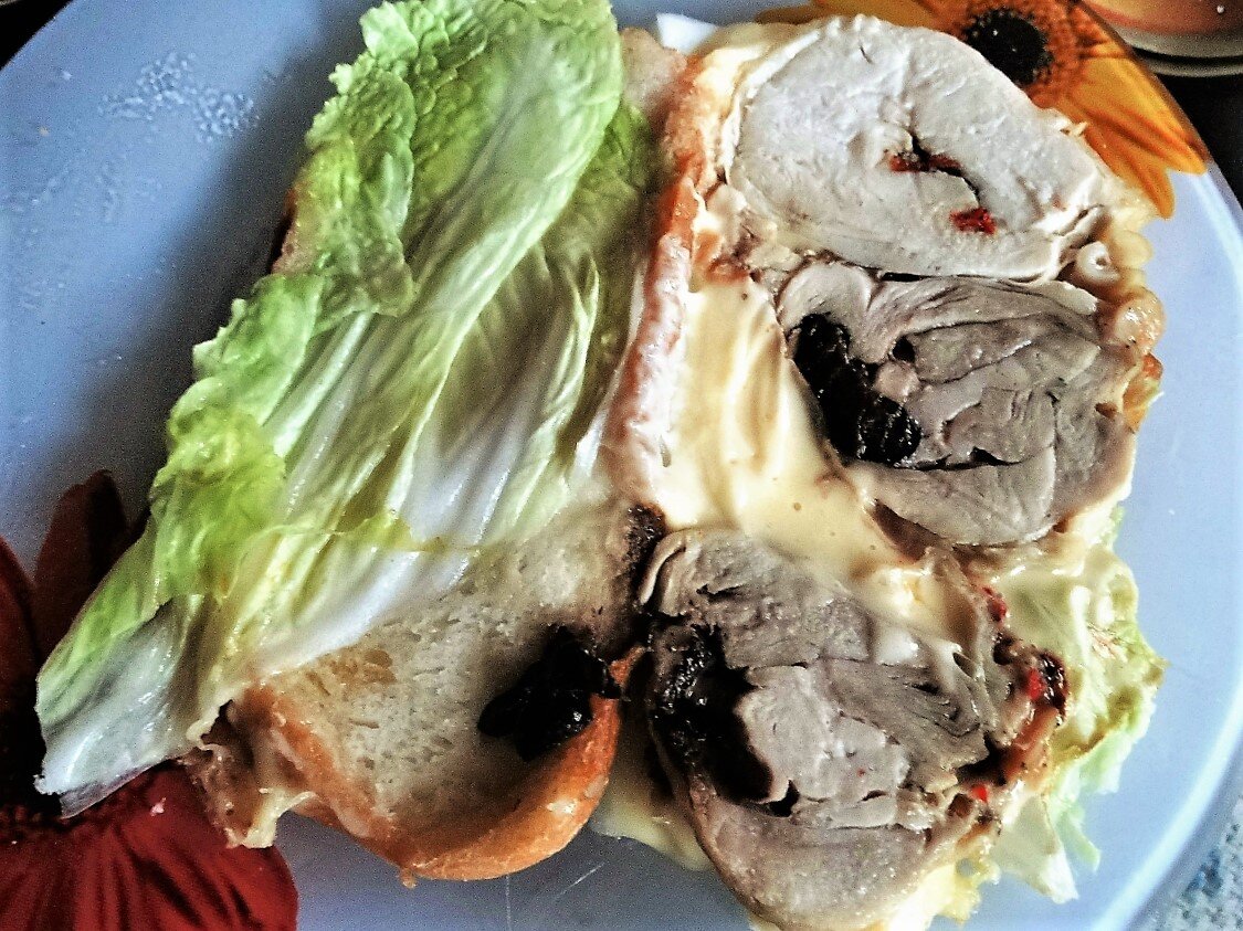 В бутерброд кроме кусочка рулета я добавила сыр и лист пекинской капусты, готовила в мультипекаре