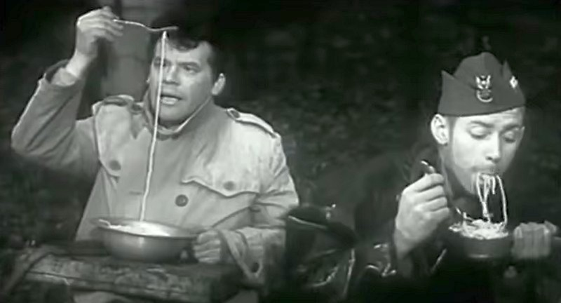 Кадр из фильма "Итальянец в Варшаве". Збигнев Цибульский в роли Сташека и Антонио Чифарелло в роли Джузеппе