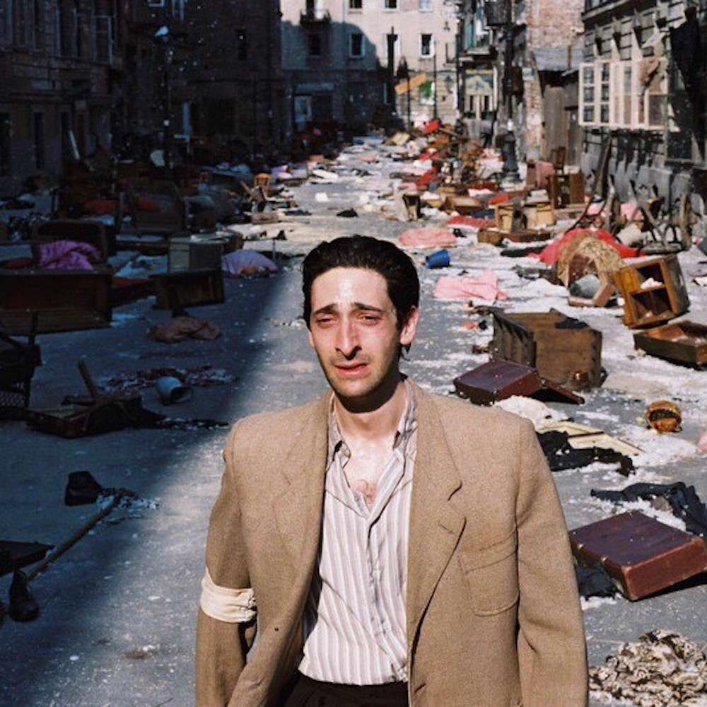 Пианист 
IMDb: 8.5

Фильм снят по автобиографии Владислава Шпильмана, одного из лучших пианистов Польши 30-х годов прошлого века. Главный герой фильма — Владек — занимается искусством до тех пор, пока территорию Польши не занимают нацисты. Жизнь всех евреев меняется: их помещают в Варшавское гетто, запрещают работать, унижают, заставляют носить отличительные повязки, а через некоторое время отправляют в концлагерь.