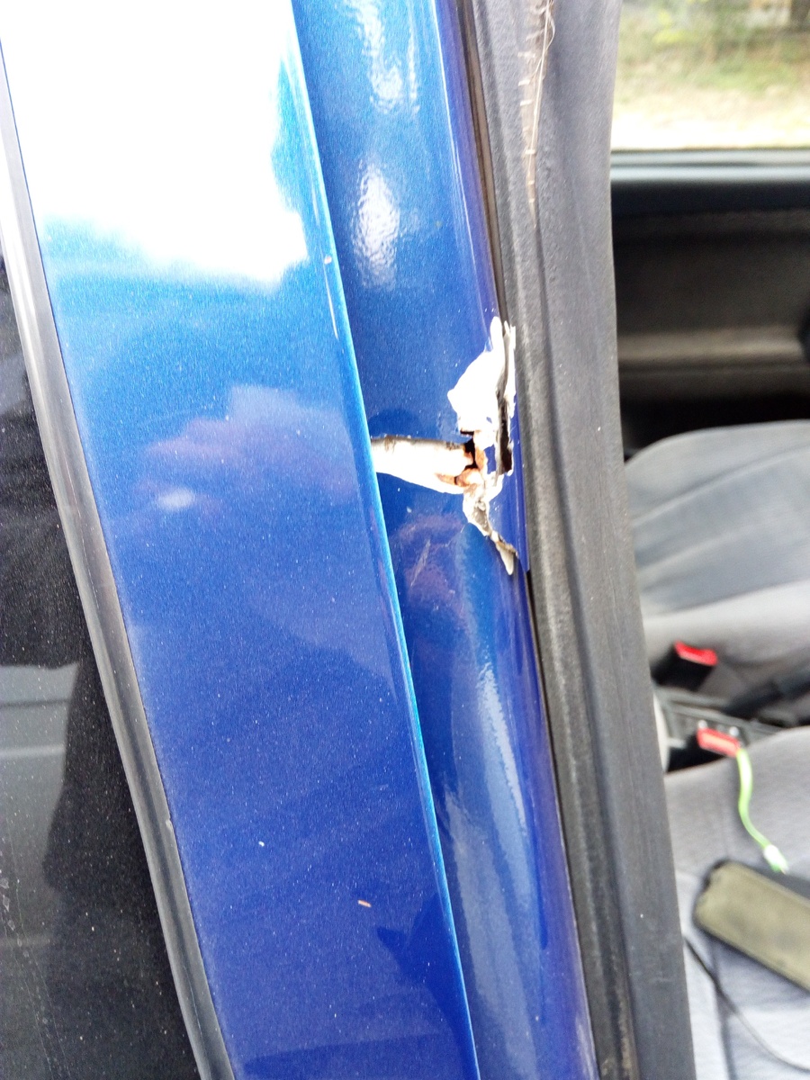 То, чего не ждали, стойки оказывается все были в шпакле, а под ней все гнило.