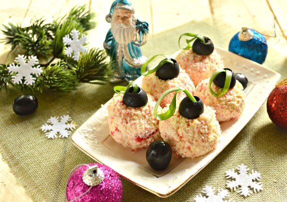 Новогодняя закуска, приготовленная в форме елочных игрушек, обязательно поднимет настроение гостям за праздничным столом. Приготовить праздничное блюдо можно буквально за полчаса.