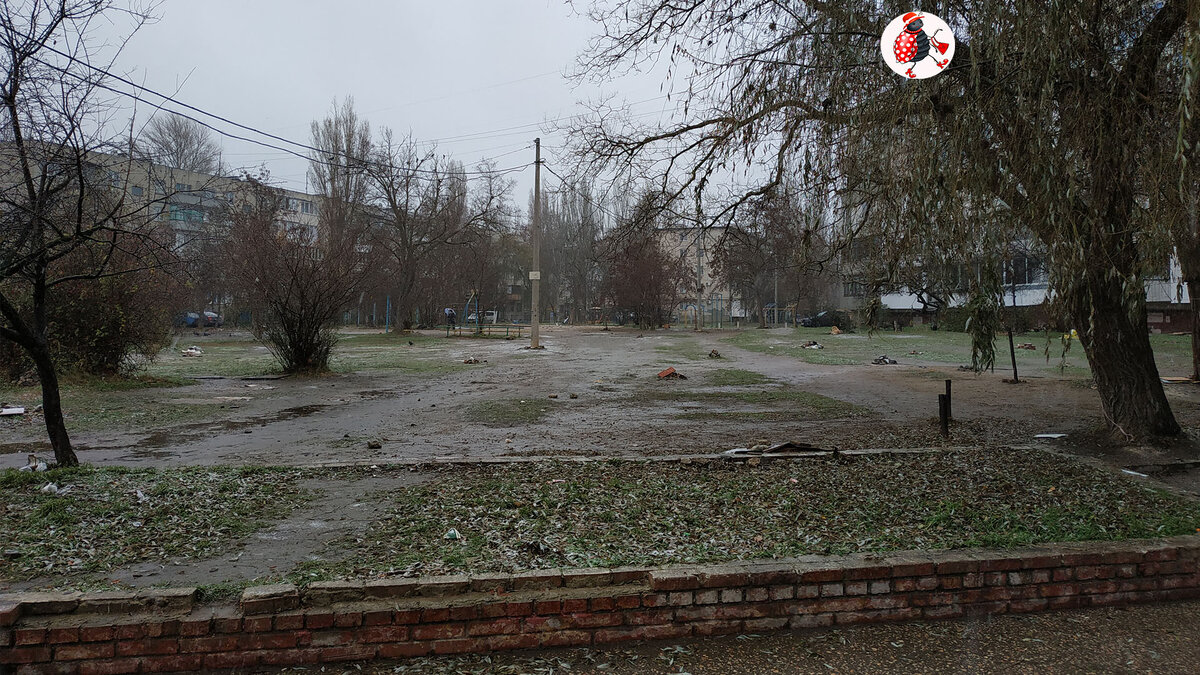 Всё тот же блошиный рынок, и примерно с одной и той же точки сфотографированный. Никого. Только аккуратные кучки камешков по всей площади, которыми продавцы прижимают свои прилавки к земле. И едва видная белая пелена на земле. Это и есть наш снег!!! Фото 20.12.2020