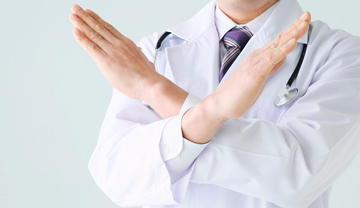 Противопоказано при высокой температуре:                                                                                       делать горчичники и компрессы на спиртсодержащей основе;
ставить банки;
греться у обогревателя и кутаться в теплую одежду или одеяло;
принимать горячие ванны и душ;
употреблять алкогольные напитки;
пить горячие напитки, в том числе кофе;
есть сладкое. 