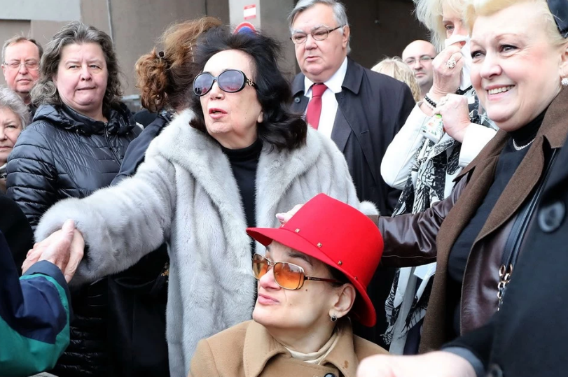 Гитана на 13 лет старше Дрожжиной. А так и не скажешь. Хорошо выглядит, ровесницей. Фото: Лариса Кудрявцева, ЭГ.