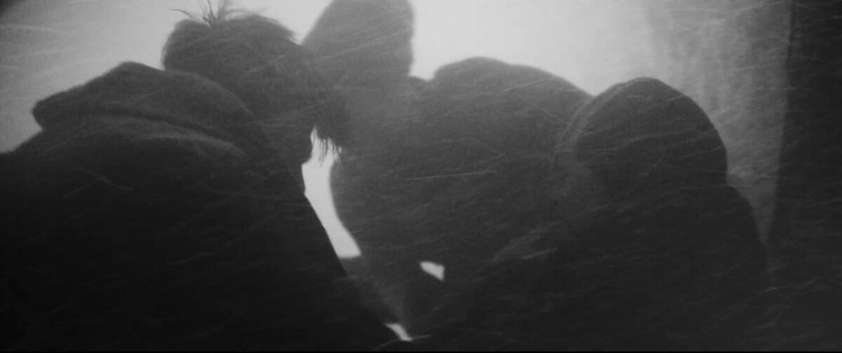 Извлеченная из палатки Дубинина сама приподнимается в положение сидя (кадр из сериала). Человеку со сломанным и ребрами, мягко говоря, непросто выполнить такое упражнение.