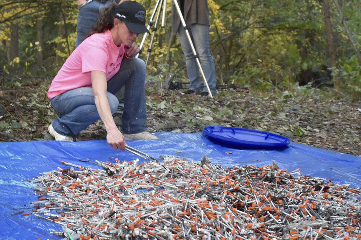 Волонтеры собирают использованные иглы. Ресурс: https://www.heraldnet.com/
