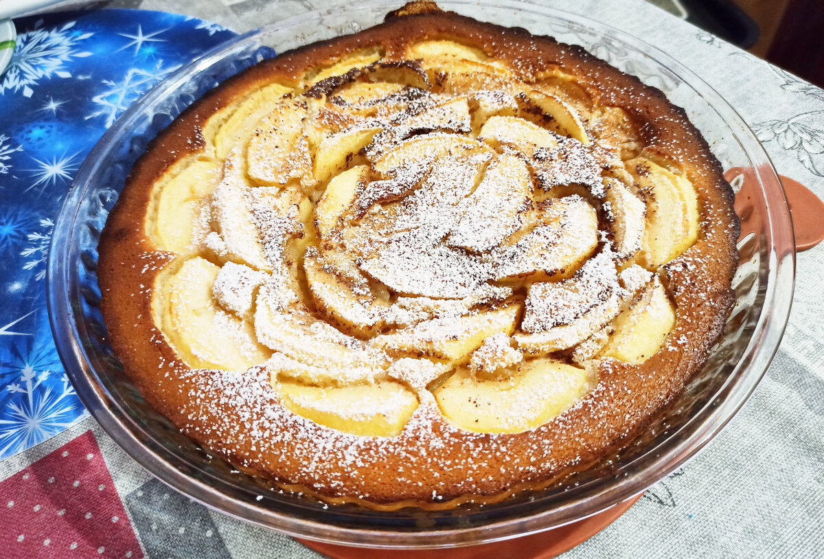 Знакомая француженка научила печь пышную Шарлотку с яблоками (пирог отличается от нашего в разы)