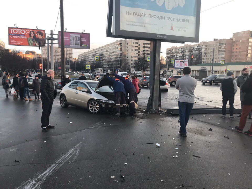 В красной куртке у машины рядом со спасателями - я, спрашиваю у участников, как себя чувствуют и не нужна ли им помощь. Оставила тогда им свой номер на всякий случай.