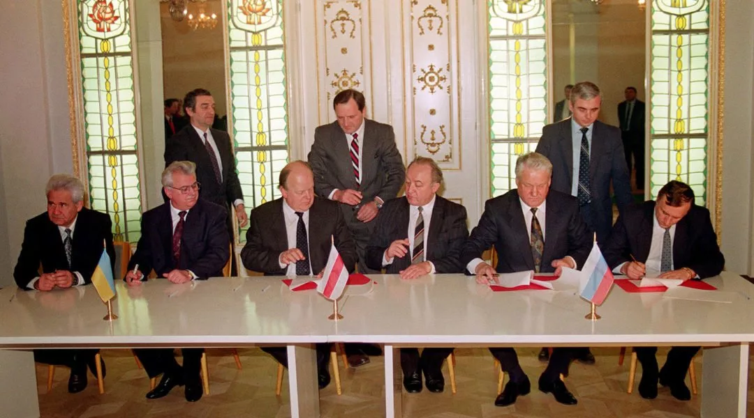 Фото открытых источников. Подписывается приговор СССР последним подписантом Бурбулисом