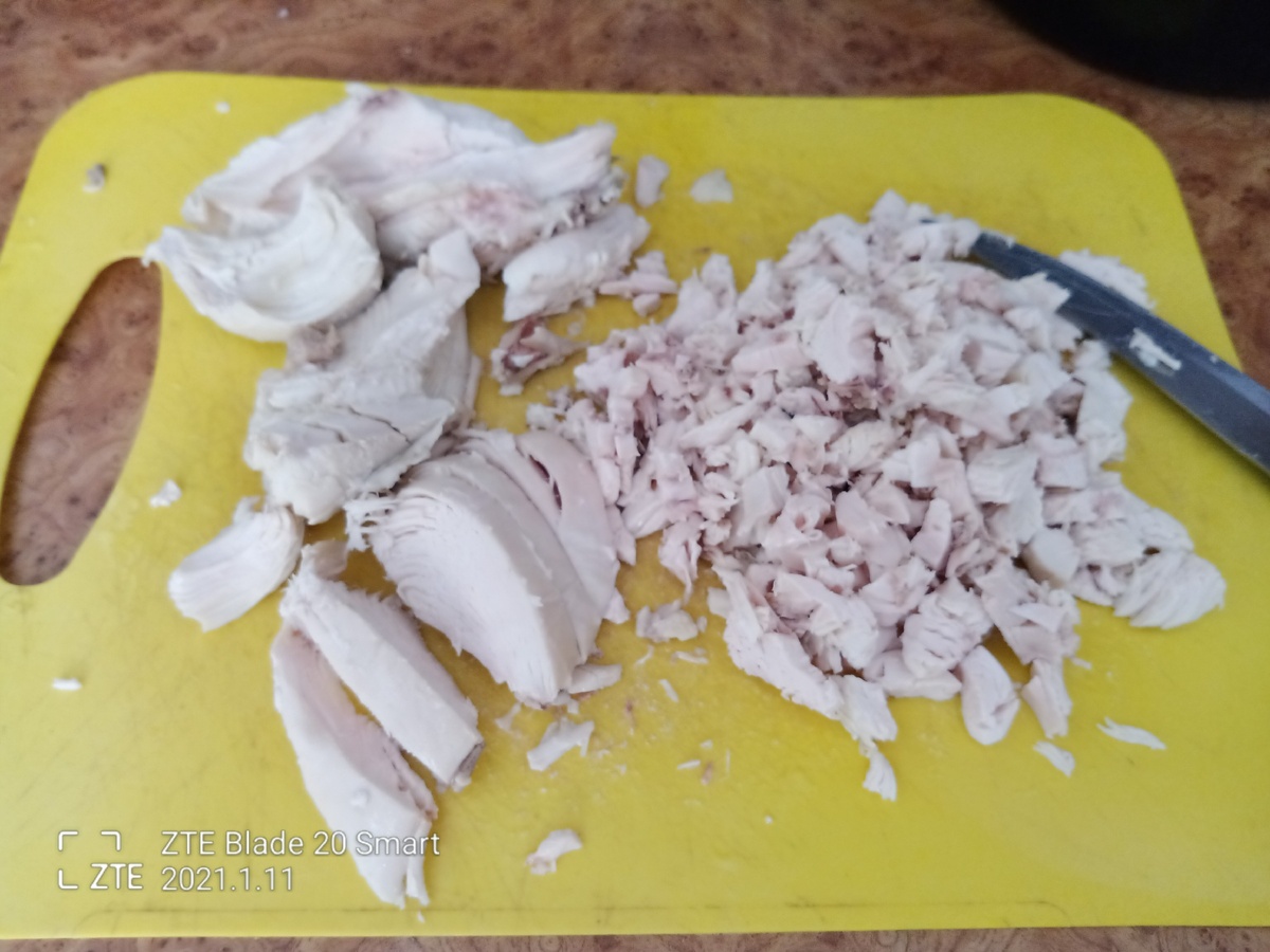 Нарезаем филе кубиками кубиками