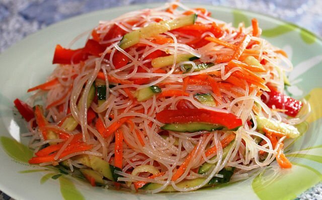 Салат с фунчозой