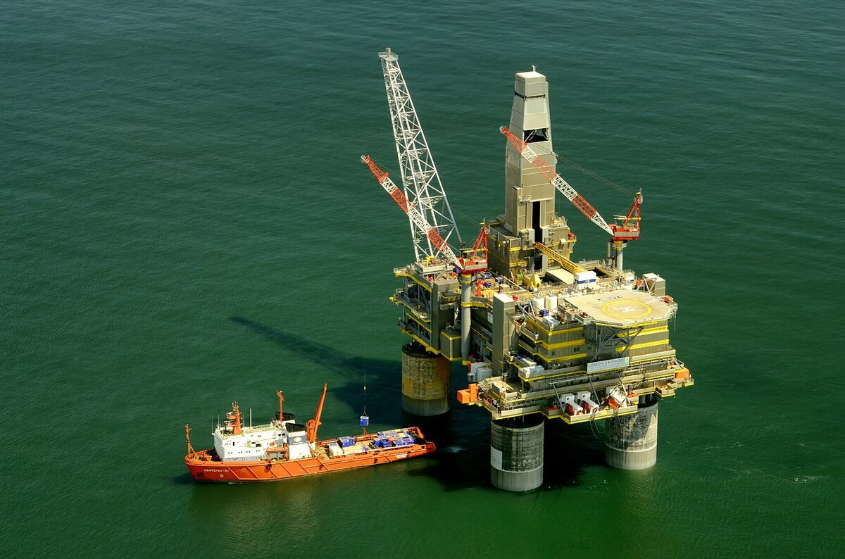 Нефтяная платформа. Фото используется для иллюстрации и прямого отношения к какому либо из перечисленных изделий не имеет. 