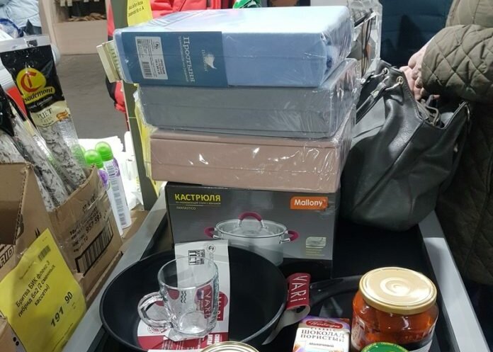 Показываю что стало с постельными принадлежностями, купленными в магазине 