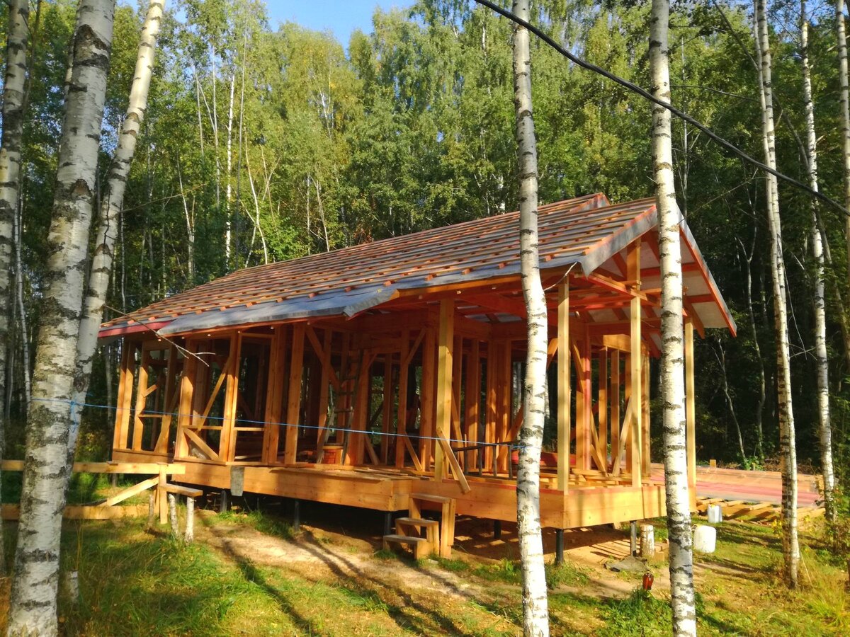 Одно из промежуточных состояний дома. Скоро будет доделана крыша.