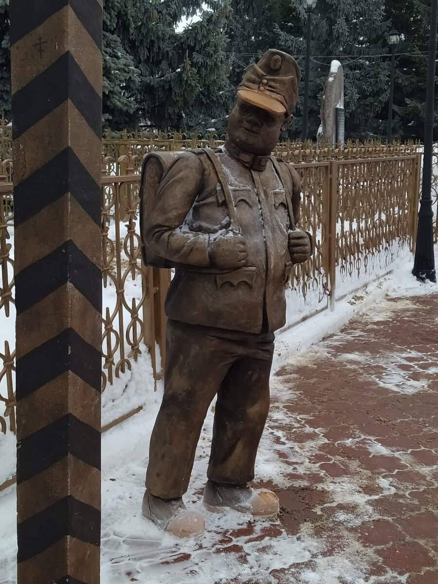 Фото сестры Нины. Бравый солдат Швейк. У привокзального перона города Бугульма.