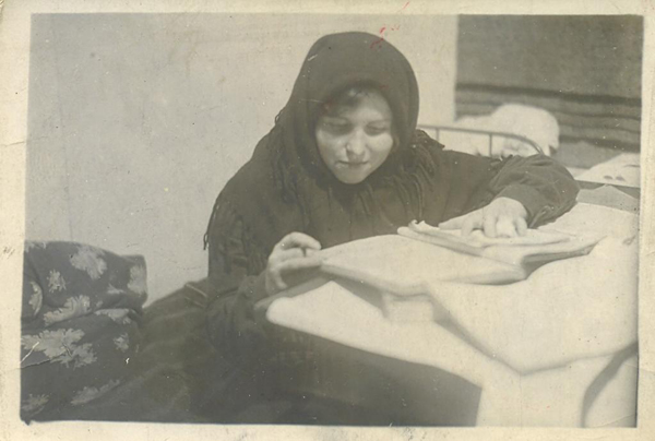 Моя мама студентка. Ещё в блокадном Ленинграде. 1941г.
