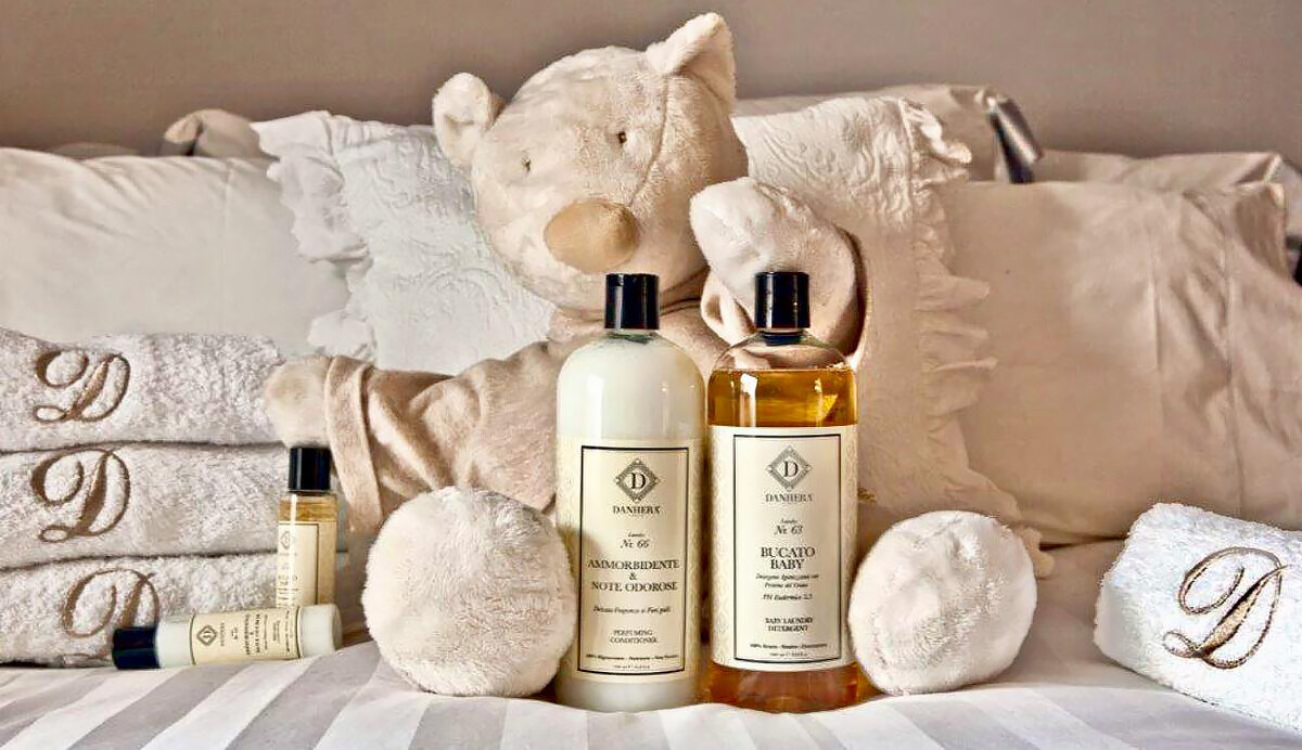 На фото: безопасное деликатное и эффективное средство Danhera Italy для стирки детского белья, разработанное с учетом потребностей чувствительной детской кожи; кондиционер для белья Danhera Italy с антибактериальным эффектом очищает и эффективно удаляет все следы загрязнений до самой глубины волокон ткани. Оба средства являются концентрированными, объем каждого флакона рассчитан примерно на 40 использований.