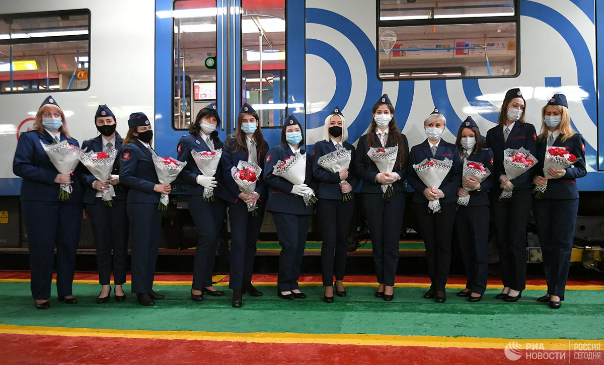 Первые 12 женщин-машинистов метрополитена. Фото с сайта ria.ru.