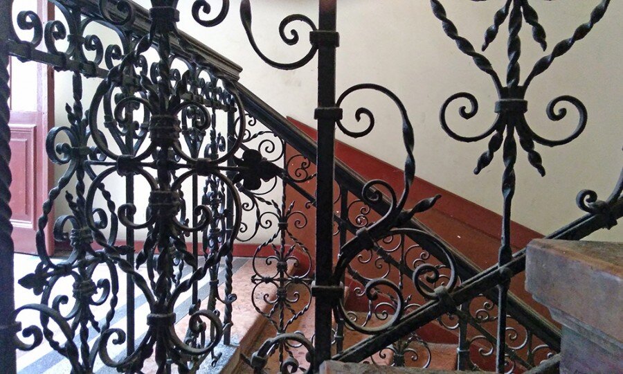 

Есть ли на свете что-нибудь прекраснее будапештских дворов? – спросите вы. Есть, – скажу я. Будапештские лестницы!
Самое  главное их отличие, то качество, из которого проистекают и красота их, и  достоинство, состоит в том, что на каждом этаже лестница выходит на  галерею, окружающую двор. Лестница оказывается на границе двух миров.  Она – часть дома, его конструкции, его каменного тела, но через неё же в  дом входит свет и воздух. Она не похожа на ход, прогрызенный червяком в  яблоке, на вертикальный тоннель, на шахту лифта.  Уж если её с чем  сравнивать, то, скорее, с дорогой, проложенной через дом, с анфиладой, с  закрутившейся спиралью верандой. 
На  лестнице, между каменными ступенями и воздухом двора, совершается  философская встреча материи  и пространства. Инь-Ян, сказали бы китайцы.  Компромисс – говорит Австро-Венгрия.