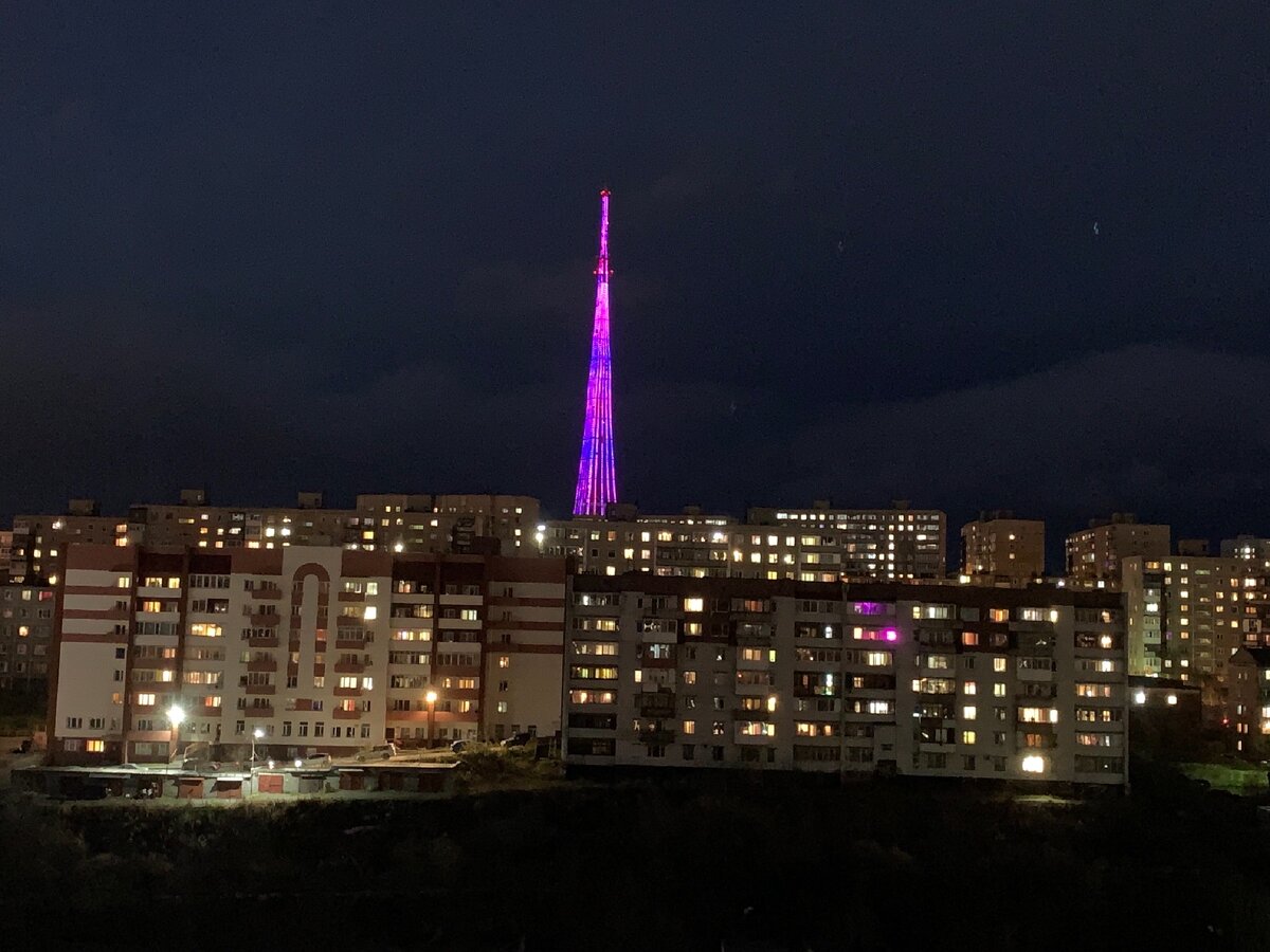 В полярную ночь яркости городу добавляет красиво подсвеченная телевышка 