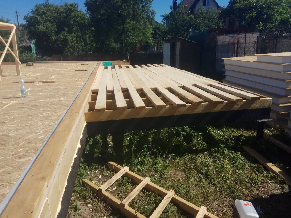 За 2 дня строители собрали основание из пропитанного бруса