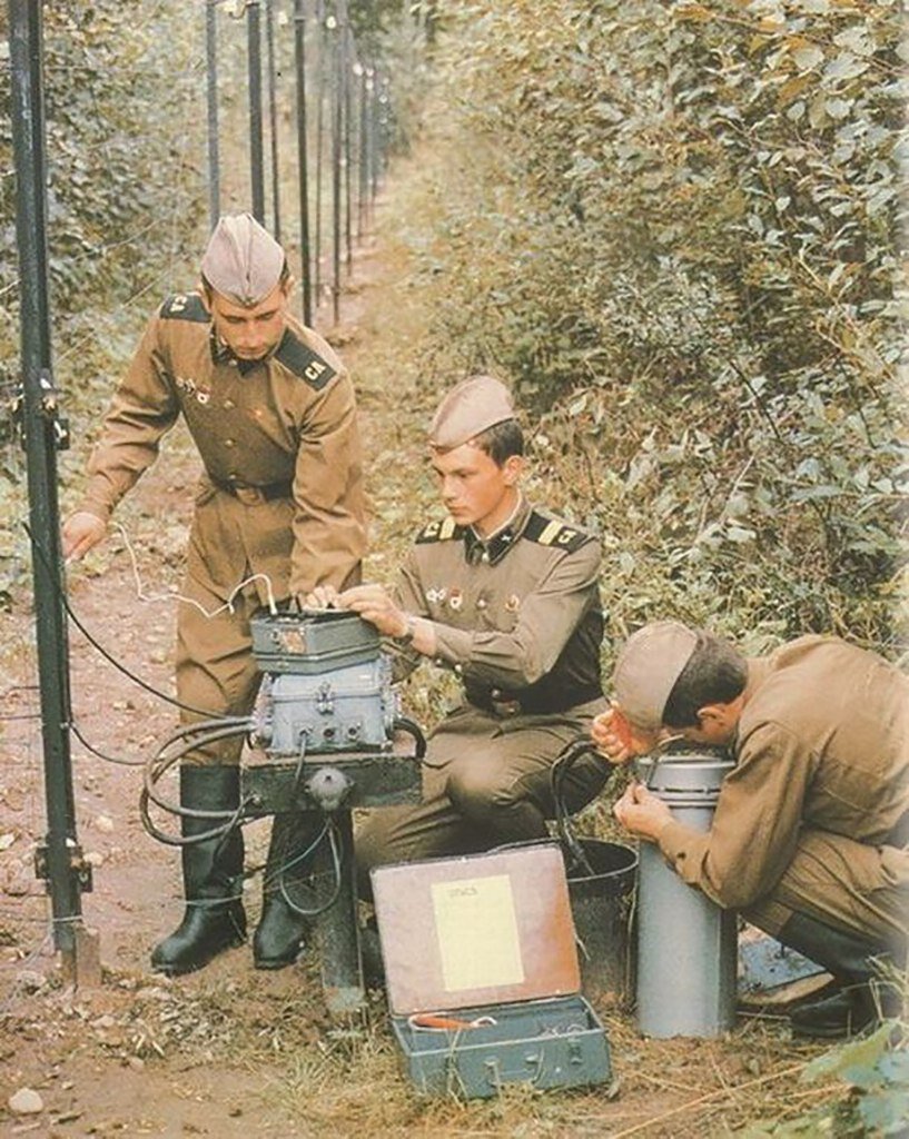 Армейская ссср. Солдаты Связисты Советской армии. Армия СССР 1980. Военный Связист. Связисты в Советской армии.