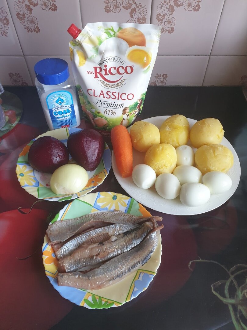 продуктовая корзина простая и бюджетная, самое дорогое - рыба.