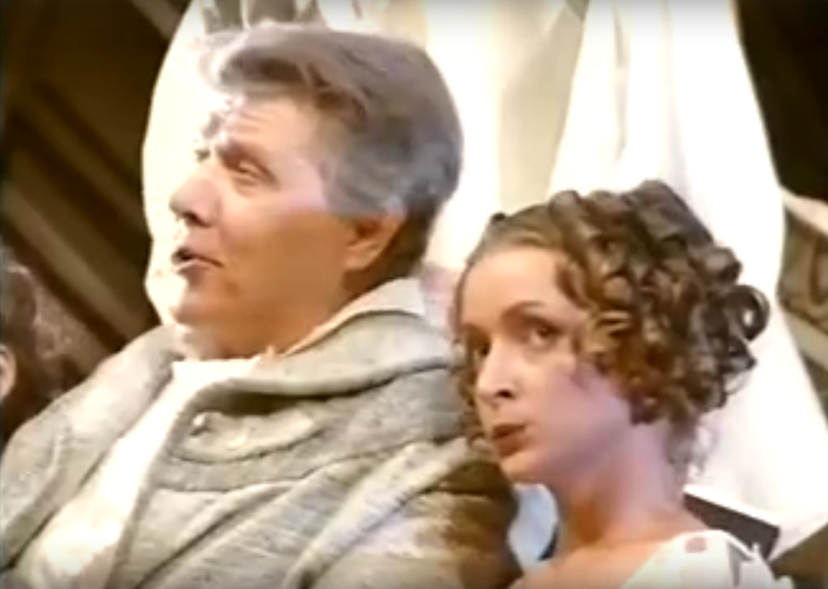 Фамусов и Софья. Кадр из фильма-спектакля "Горе от ума" (режиссёр - О. Меньшиков, 2000).