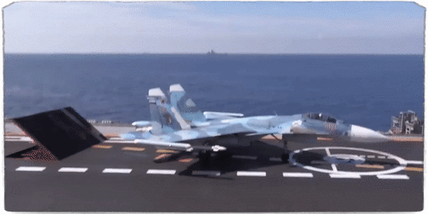 Источник: Минобороны России. Работа Су-33 во время Сирийской кампании. Во время похода испытывали модернизированную версию, как минимум несколько бортов. На эти истребители установлена подсистема прицеливания "Гефест" для точного бомбометания.