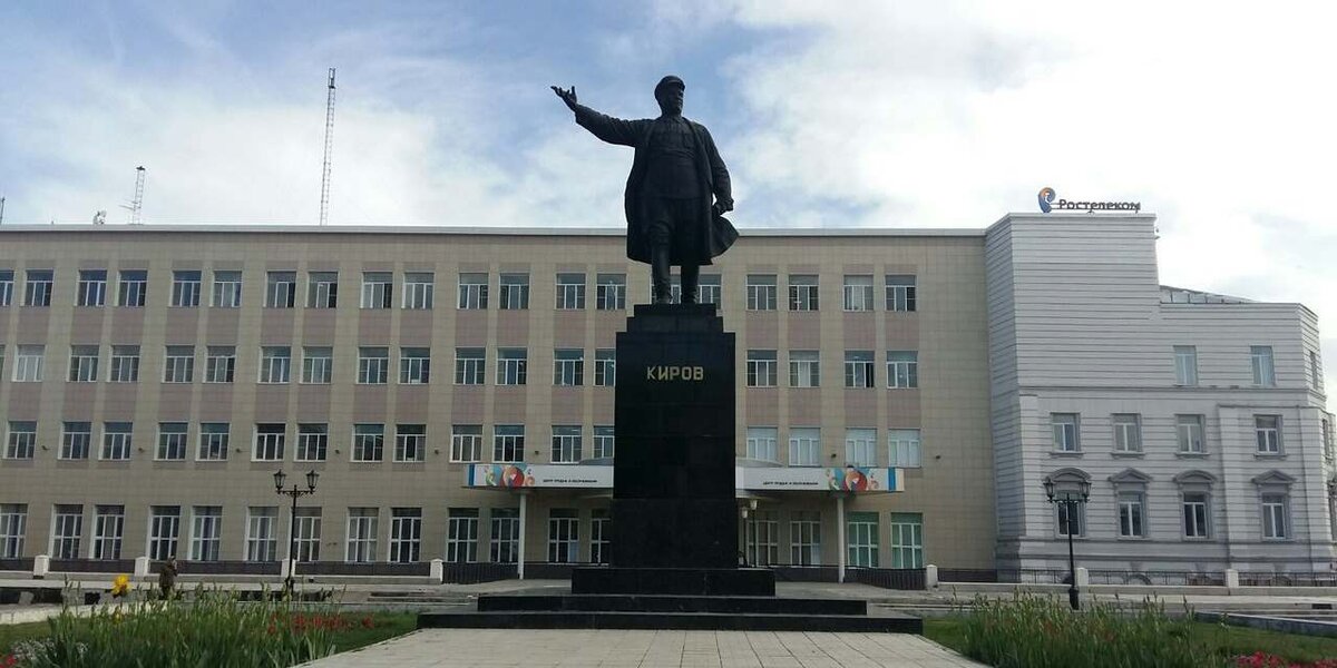 Памятник Кирову напротив администрации Астрахани.