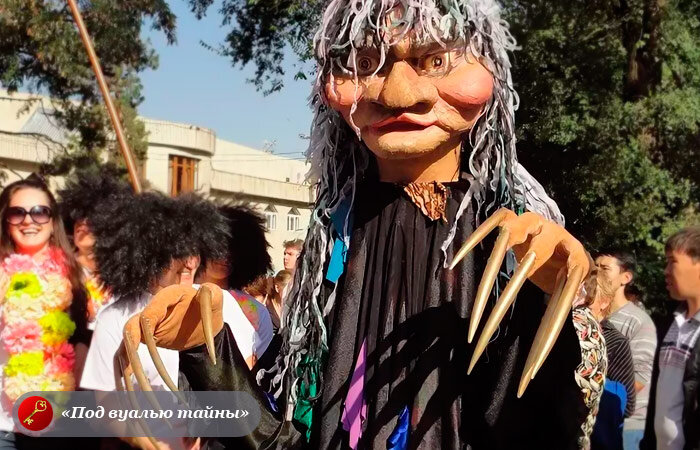 Кукла, похожая на демона жестырнак (фестиваль кукол в Алматы, 2011 г.)