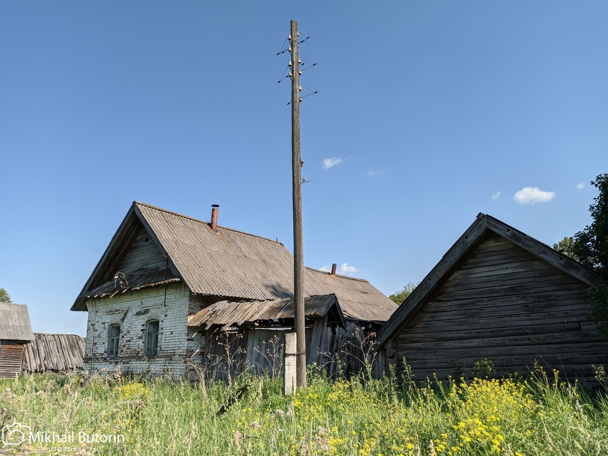 Село можно. Деревня село поселок. Деревенский дом. Деревня обезлюдела. Вятский Хутор последние.