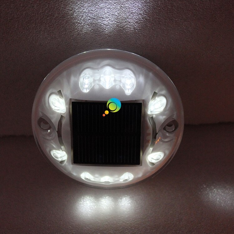 Светодиодный дорожный маркер на солнечной батарее