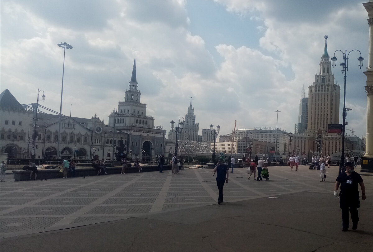 Провинциалов всегда поражает величественность московских зданий. Я нередко была в Москве за свою жизнь, но до сих пор любуюсь московскими площадями