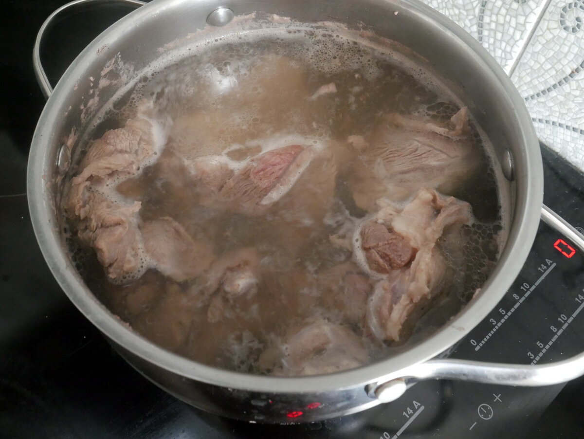 Мясо пусть варится.