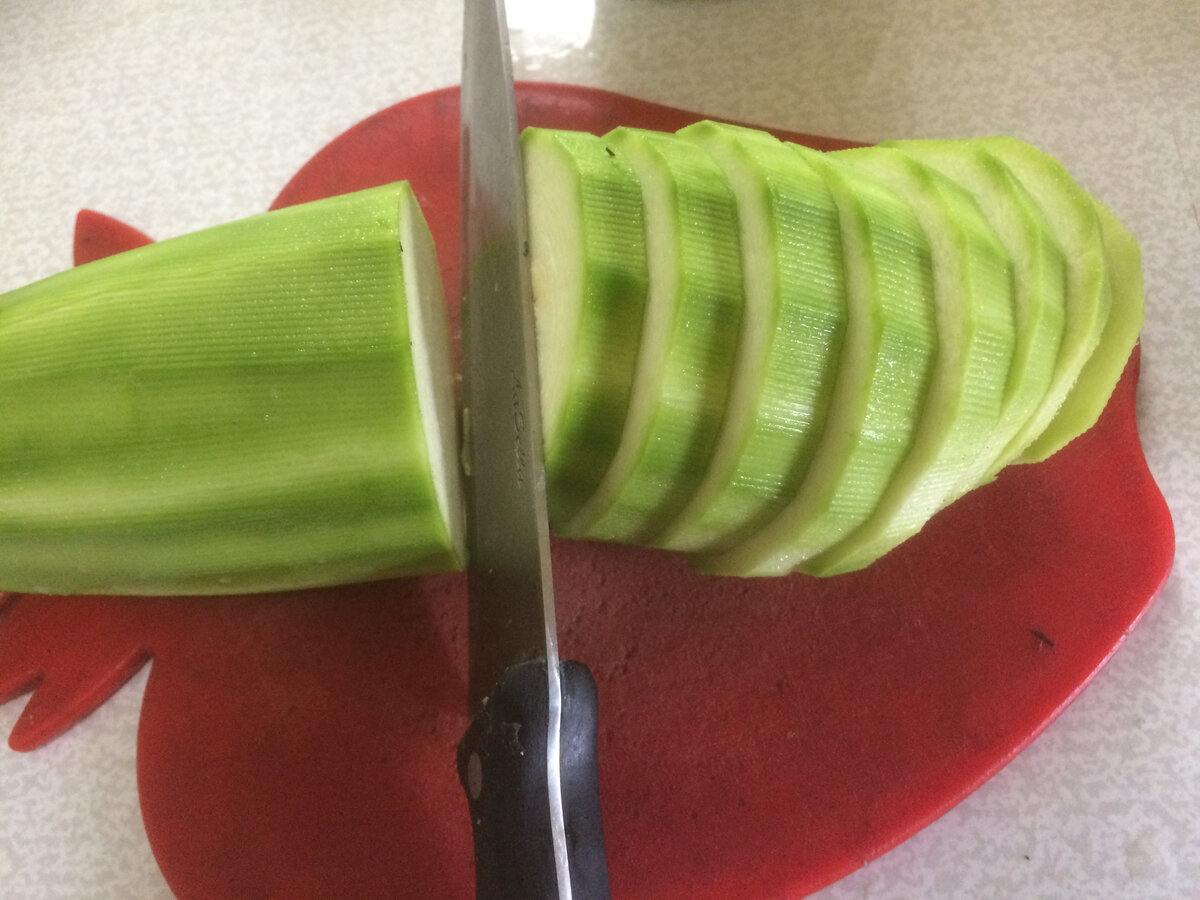 кабачки 1 кг очистить от кожуры и порезать на кусочки, любые, обжарить в масле на сковороде до полуготовности.  Все фото автора.   (Листайте по стрелке)