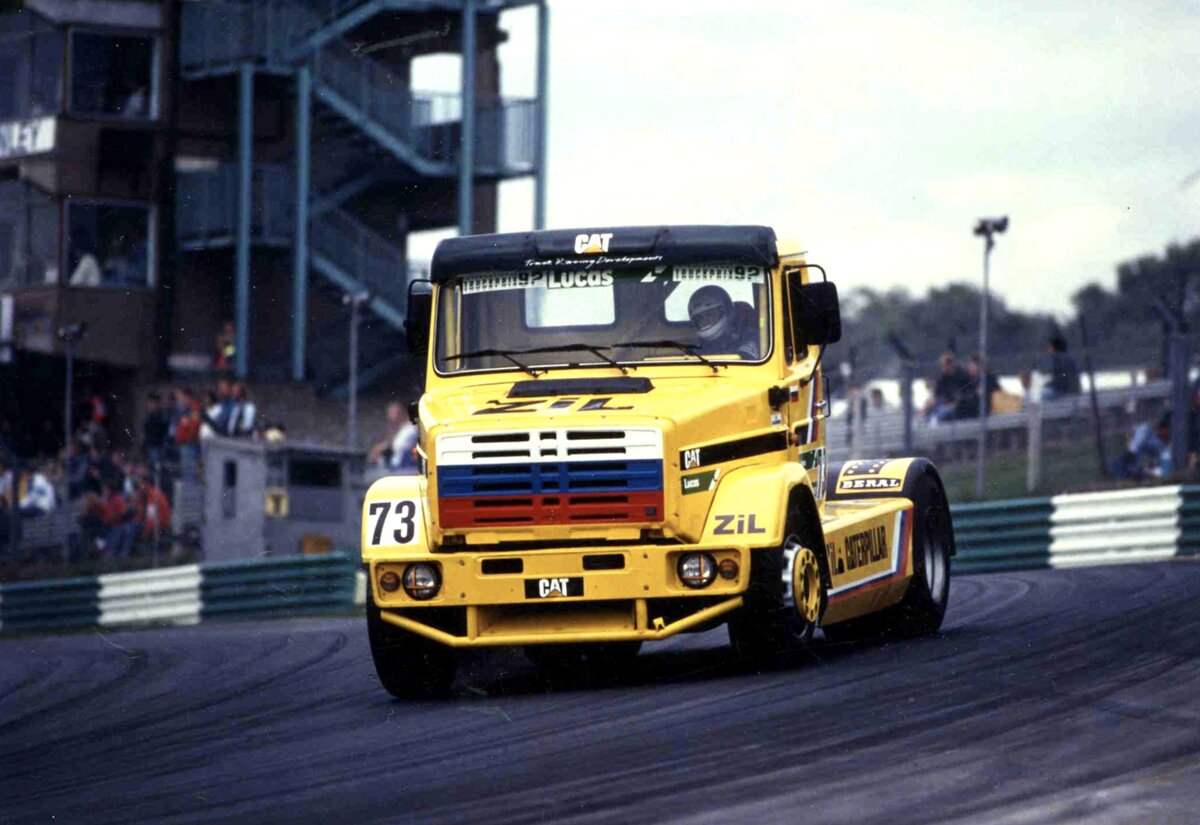 ЗиЛ 4421СE под управлением Александра Маркина. Финал Открытого чемпионата Великобритании по гонкам на грузовиках (Брэндс-Хэтч), 1992 год.