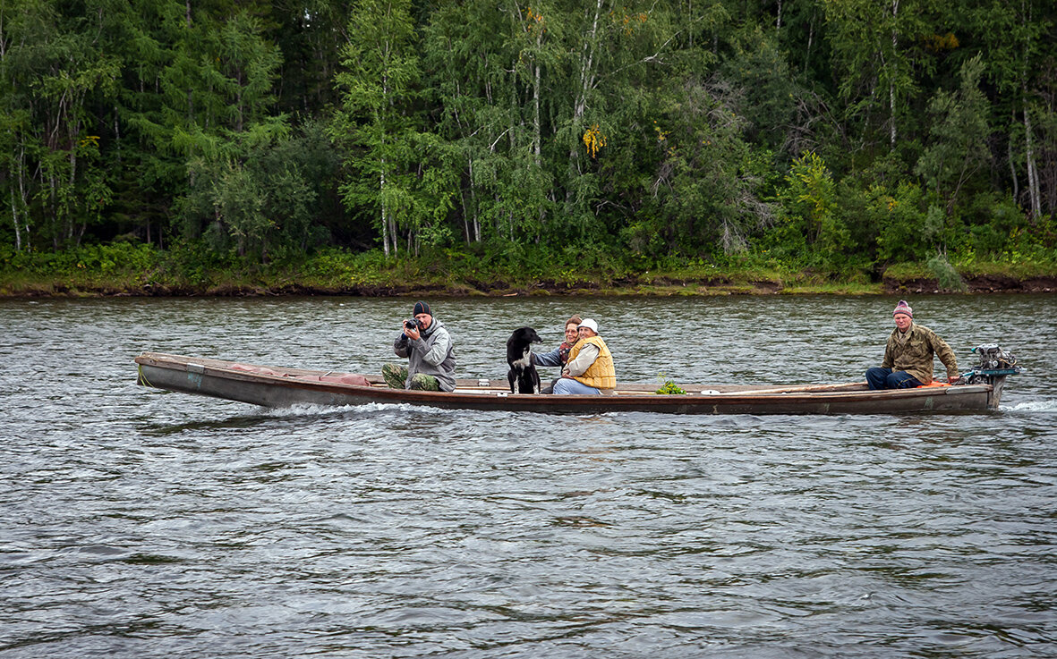 Григорий Горбунов поднимает научных работников в верховье Лены. Фото Бориса  Слепнева