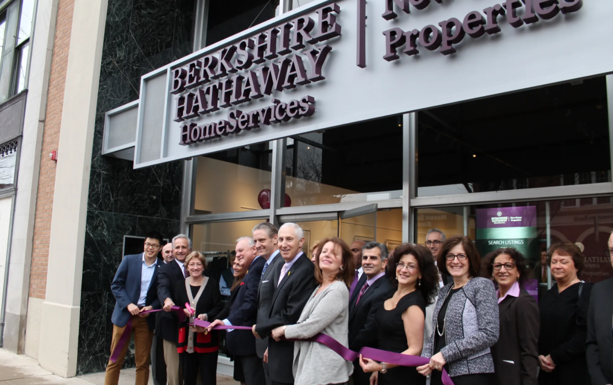 Berkshire hathaway b. Berkshire Hathaway Баффет. Беркшир Хэтэуэй. Berkshire Hathaway компании. Berkshire Hathaway офис.