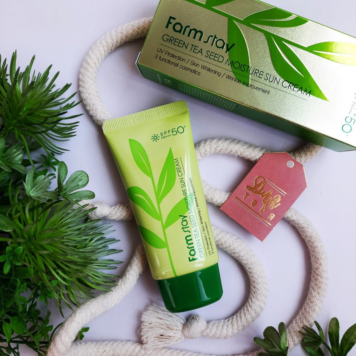 Увлажняющий солнцезащитный крем с семенами зеленого чая FARM STAY.
