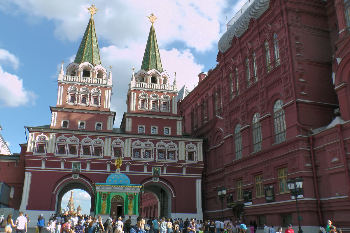 Вход слева от Исторического музея