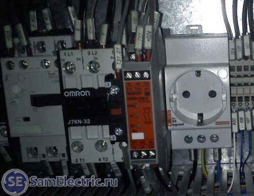 Omron G9SB. Слева от него – контактор безопасности, которым управляет реле безопасности и через который питается вся силовая часть схемы.