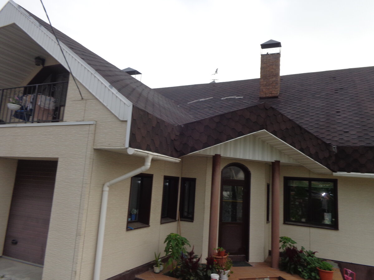 Вот они, вентшахты с двух помещений и вдалеке дымоход от камина