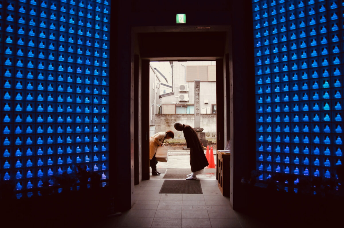 Очередной клиент оформил заказ и забронировал место в световой панели с Буддами